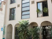 Ten to Go Hostel Hotels near Mercat Nou