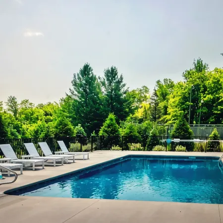 Charming 2-bedroom ski in/ski out condo on Mt. Snow with fitness, pool, WiFi
