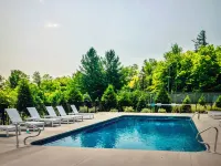 Charming 2-bedroom ski in/ski out condo on Mt. Snow with fitness, pool, WiFi