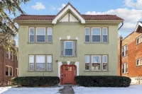 Barbie's Dreamhouse - Sleeps 6 Near Botanical Gardens & Tower Grove Park - Condos