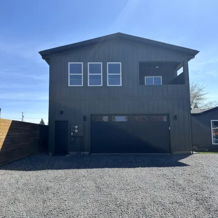 Newly built, 2-bedroom loft, high desert sunsets & mountain peaks, A/C and Wifi