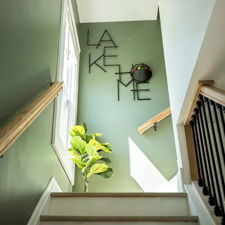 Lakeview Modern Stay Near Beaches, GOTL, and Spire