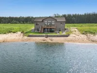 Modern 6BR Lakefront Escape • Private Beach • Sleeps 20 • Pets+ • Dells 30min