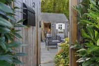 Modern 1 bed/Studio - Steps from the Center of Town - 4 ดาว