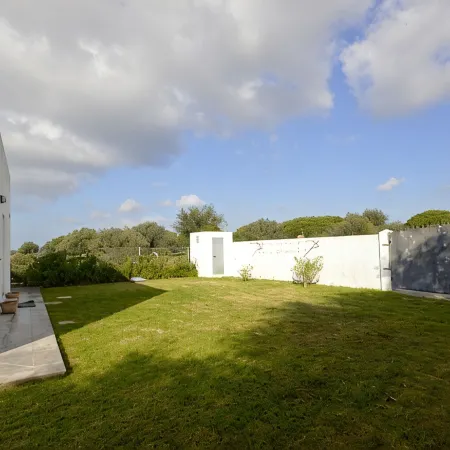 Villa in Los Caños de Meca of 1000m2 plot next to the field and the beach.