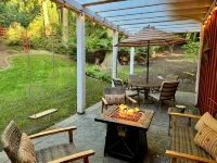 One of a kind gem- 2 rental units on 1.2 lakefront acres ideal for 2 families -  Privatzimmer