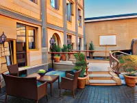 Bayil Breeze Hotel & Restaurant Hoteles cerca de Plaza de la Bandera Nacional