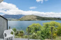 3 Level Lakeside Luxury with Magnificent Lake & Mountain Views Potential Carhire - 2-Star