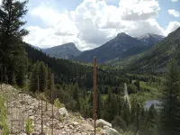 A Road Less Traveled High in the Colorado Rockies - シャレー