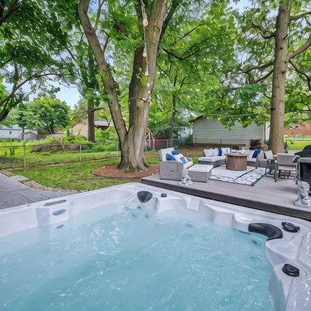 Close to Drake/Downtown - Filled With Amenities, Pet Friendly, Hot Tub, Theater!