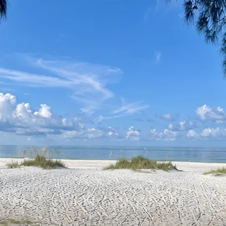 "Walk On The Beach " house~3 bed, heated pool, 3min walk to the Bean Point Beach