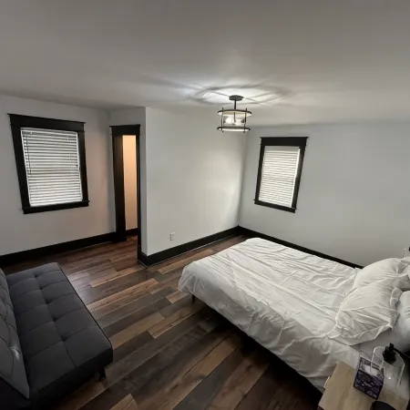 Roomy 5BR 1/4 mile from Main St