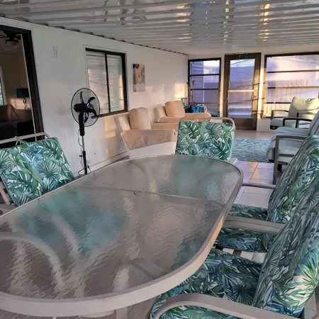 Charming 2-bedroom house in Fort Myers with WiFi and AC