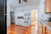 Spacious 3BDR near Harvard/5-Min Walk to Train - Davis Sq / Free Parking!