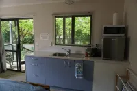 Stand alone cottage in tranquil garden, with balcony, pergola, SkyTV, free Wifi