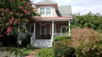 Fantastic Spacious Eastport Home Easy Walk to Everything & Parking for 6 Cars!