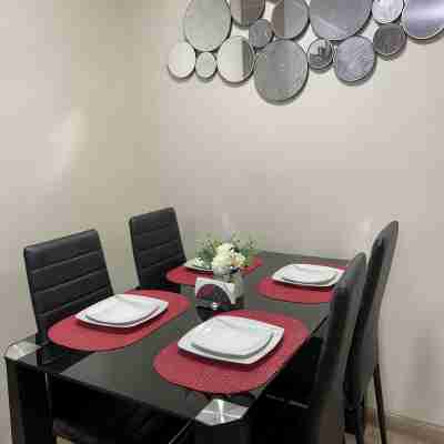 “Sea View Apartment: Near Airport. Air,C. Free Parking Dining/Meeting Rooms