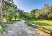 Cozy Modern Cabin wt Pool, Hot Tub, Fire pit and Goats, Alpacas, Chickens & Emus