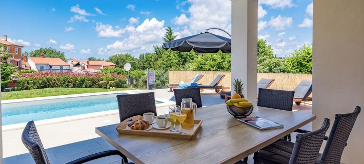 New villa Maris with private pool just 500m from beach Hoteles en Medulin