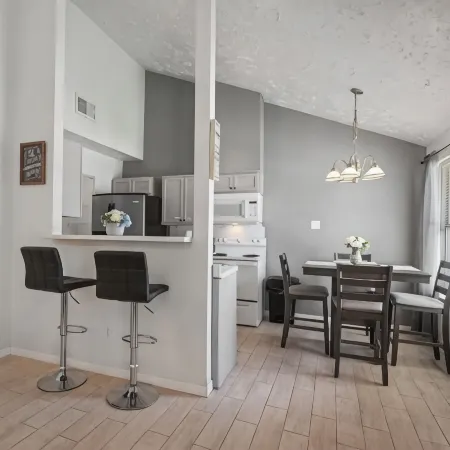 Cozy 2 Bed 1 Bath Home near IAH