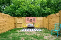 HowdyHouse: Designer Townhouse in Historic FOODIE  Bryan Minutes to Kyle Field - Homestays
