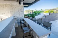 Cozy studio apartment near beach with roof top pool, AC, WiFi