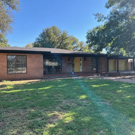 Spacious 6-bedroom house in marvelous Lubbock with AC, WiFi, fitness room