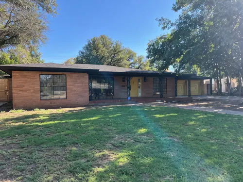 Spacious 6-bedroom house in marvelous Lubbock with AC, WiFi, fitness room