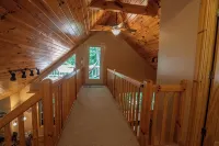 Redbud Retreat ~ Rustic family friendly cabin with New Hot Tub in Townsend!