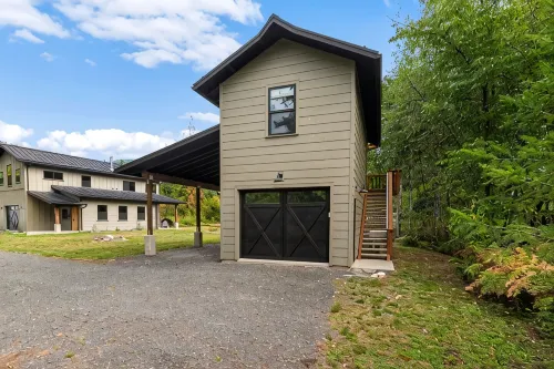 Cozy Studio Apartment Maple Falls, EV Charging, Hot Tub