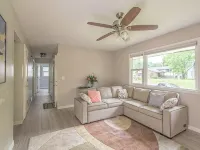 Relax with the family in a newly renovated and furnished upper level duplex. Hoteles en Fridley
