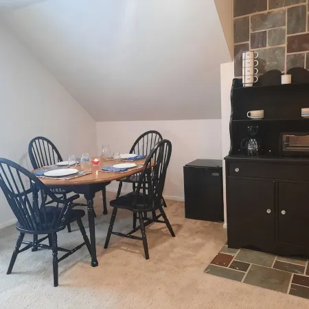 Studio 154 tucked away, peaceful and convenient access to the upper valley NH.