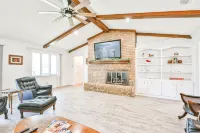 Total Privacy & Totally Private Hot Tub, 4 Bed, 3 Bath, 2 Car - Sleeps 14!! - บังกะโล