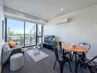 Modern 2B Apt with Views Near Swinburne University - Condos