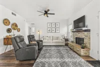 Best Location in Gilbert - Heated/Cooled Pool, 4 Bedroom 'Plus Top Rated! - 홈스테이