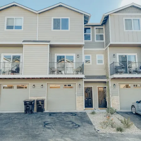 Beautiful, newly built 4 bedroom with garage