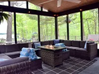 Lakefront Luxury Cabin- Dock, Hot Tub, Firepit, Kayaks, Game Room, Bunk Room 스콧 호텔
