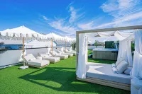 Milos Beach House-New Luxe Haven Steps from Beach -New Rooftop Pool 36 FT Long -  Ferienhäuser