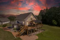 Private - 7 bed 3 bath Lake Cabin +Hot Tub +Dock +2 Pedal Boats +2 canoes +Sauna - 샬레 호텔