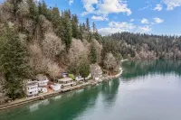 Vashon Modern Beachfront Getaway: Pet & Family-Friendly with Stunning Views!