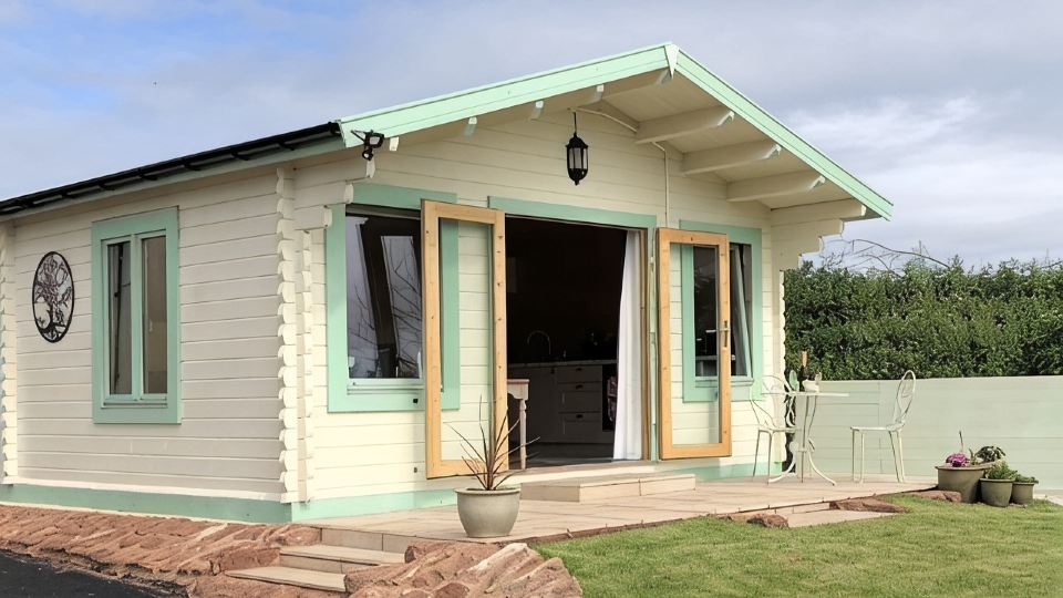 Lovely cabin with country views in popular Somerset village.