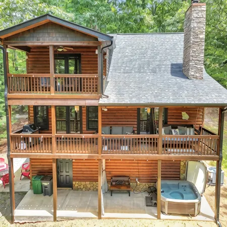 Mineral Bluff Cabin-King-Sleeps 7-Fire Pit-Hot Tub-Pets-10 minutes to Blueridge