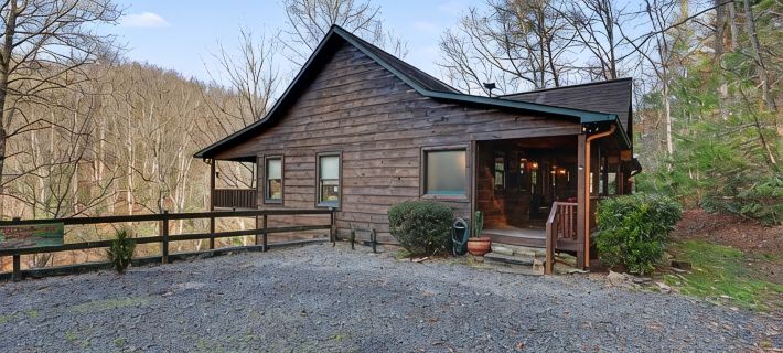 Vintage Luxury Creekside Cabin ~ King Bed, Hot Tub, Fire Pit & Game Room, Dog Ok Hotels in Towns County
