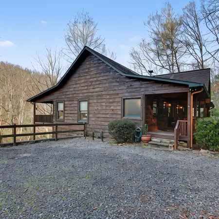 Vintage Luxury Creekside Cabin ~ King Bed, Hot Tub, Fire Pit & Game Room, Dog Ok