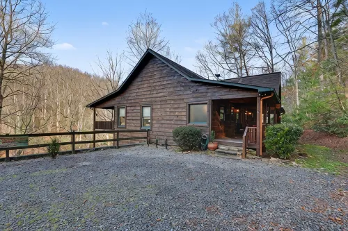 Vintage Luxury Creekside Cabin ~ King Bed, Hot Tub, Fire Pit & Game Room, Dog Ok - 4성급