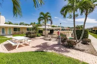 Steps to Siesta Key Beach!  Pool, Tennis Court, Shuffle Board, Pickle Ball!
