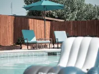 Fresno House | Pool | Fire Pit | Garage | 3/2:Wow! - สระว่ายน้ำส่วนตัว