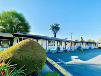 Casa Blanca Inn & Suites