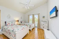 Across the street from the Beach, restaurants, free wifi. - 3-Star