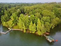 Experience Kentucky Lake out the back door! Spacious 4-bedroom retreat awaits. 卡洛韋縣住宿飯店